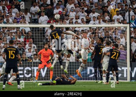 L'attaquant du Real Madrid Joselu (14) tente de lancer un tir lors du Soccer Champions Tour contre l'AC Milan, dimanche 23 juillet 2023, au Rose Bowl, in Banque D'Images