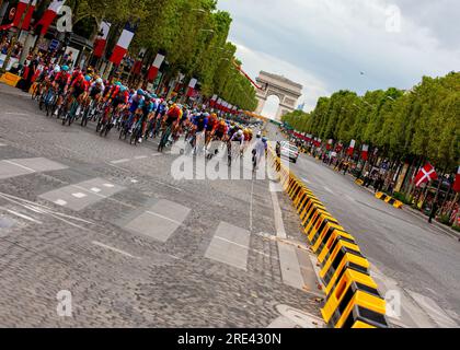 Le peloton en action lors de l'étape 21, Saint Quentin-en-Yvelines à Paris champs Elysées, Tour de France, 22 juillet 2023, crédit : Chris Wallis Banque D'Images