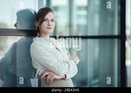 Portrait d'entreprise de belle femme caucasienne confiante. Regardez la caméra, copiez l'espace Banque D'Images