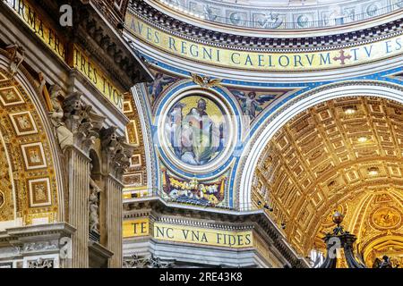 ROME, VATICAN - MARTH 9, 2023 : Ceci est un fragment avec une mosaïque représentant l'évangéliste Matthieu avec un Ange sur la voile de l'un des pylônes de Saint Banque D'Images