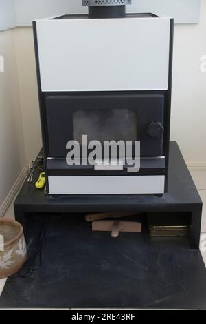 Fabriqué en Nouvelle-Zélande, poêle pyroclassique à bois dans la maison dans le Queensland, Australie. Possède un cylindre en fonte céramique, certification carboNzeroCert TM. Banque D'Images