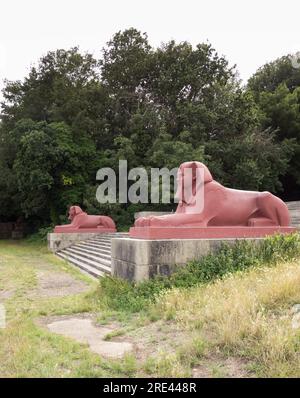 Crystal Palace Park Terracotta Red Sphinx statues, Upper Terrace, Anerley, Londres, SE19, Angleterre, Royaume-Uni Banque D'Images