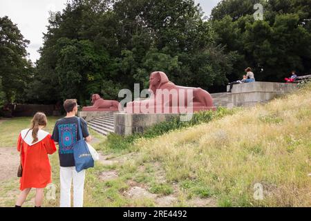 Crystal Palace Park Terracotta Red Sphinx statues, Upper Terrace, Anerley, Londres, SE19, Angleterre, Royaume-Uni Banque D'Images