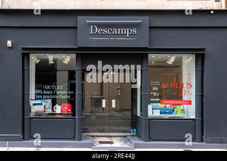 Vue extérieure d'une boutique Descamps. Descamps est une entreprise textile française qui fabrique et commercialise du linge de maison (draps, serviettes, etc.) Banque D'Images