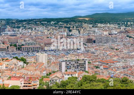 Paysage urbain au-dessus de Marseille, photographié depuis la Basilique notre-Dame de la Garde, surplombant des toits en terre cuite, des rues sinueuses et des montagnes lointaines. Banque D'Images