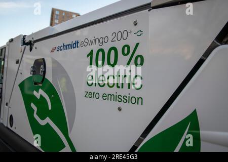 Balayeuse électrique du fabricant Aebi Schmidt à Harrow Streets Feb2022 Banque D'Images