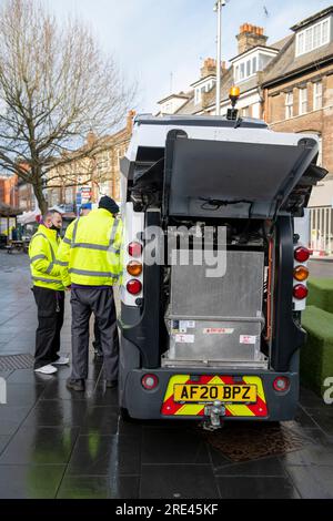 Balayeuse électrique du fabricant Aebi Schmidt à Harrow Streets Feb2022 Banque D'Images