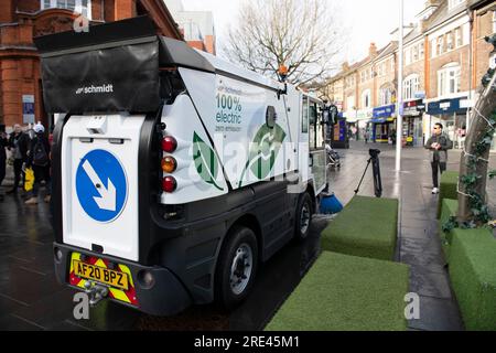 Balayeuse électrique du fabricant Aebi Schmidt à Harrow Streets Feb2022 Banque D'Images