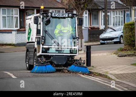 Balayeuse électrique du fabricant Aebi Schmidt à Harrow Streets Feb2022 Banque D'Images