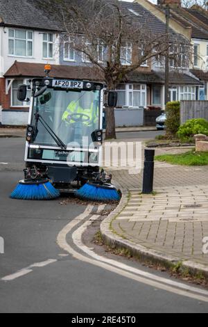 Balayeuse électrique du fabricant Aebi Schmidt à Harrow Streets Feb2022 Banque D'Images