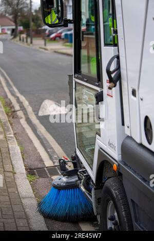 Balayeuse électrique du fabricant Aebi Schmidt à Harrow Streets Feb2022 Banque D'Images