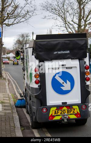 Balayeuse électrique du fabricant Aebi Schmidt à Harrow Streets Feb2022 Banque D'Images