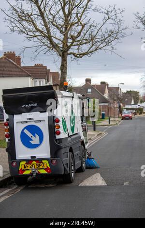 Balayeuse électrique du fabricant Aebi Schmidt à Harrow Streets Feb2022 Banque D'Images