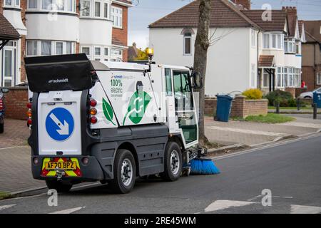 Balayeuse électrique du fabricant Aebi Schmidt à Harrow Streets Feb2022 Banque D'Images