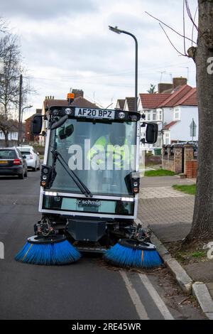 Balayeuse électrique du fabricant Aebi Schmidt à Harrow Streets Feb2022 Banque D'Images