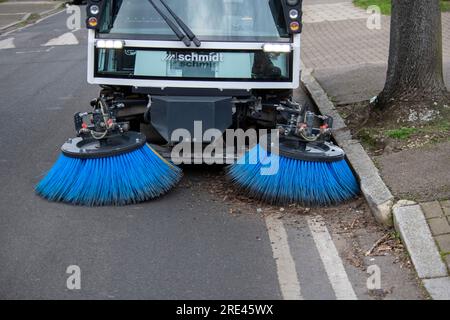 Balayeuse électrique du fabricant Aebi Schmidt à Harrow Streets Feb2022 Banque D'Images