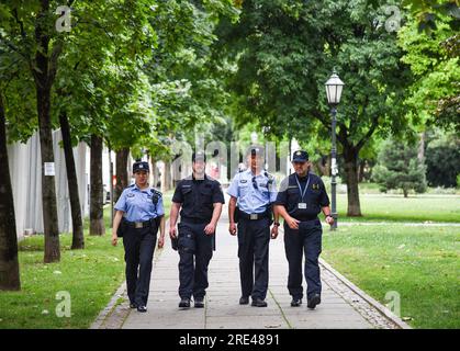 Zagreb, Croatie. 25 juillet 2023. Des policiers dans le cadre du projet « destination touristique sûre en 2023 » patrouillent la ville et sont escortés par des équipes de police croato-coréennes et croates-chinoises, à Zagreb, Croatie, le 25 juillet 2023. Photo : Josip Regovic/PIXSELL crédit : Pixsell/Alamy Live News Banque D'Images