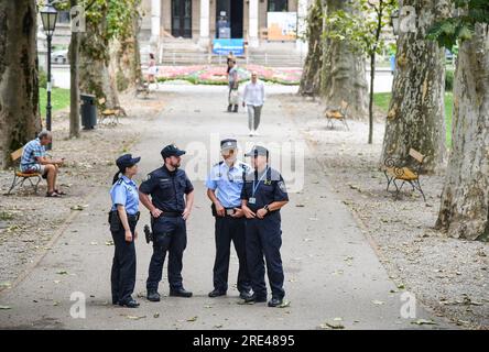 Zagreb, Croatie. 25 juillet 2023. Des policiers dans le cadre du projet « destination touristique sûre en 2023 » patrouillent la ville et sont escortés par des équipes de police croato-coréennes et croates-chinoises, à Zagreb, Croatie, le 25 juillet 2023. Photo : Josip Regovic/PIXSELL crédit : Pixsell/Alamy Live News Banque D'Images