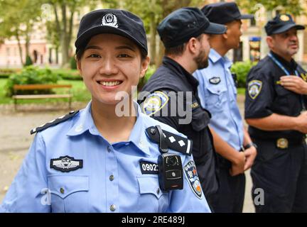 Zagreb, Croatie. 25 juillet 2023. Des policiers dans le cadre du projet « destination touristique sûre en 2023 » patrouillent la ville et sont escortés par des équipes de police croato-coréennes et croates-chinoises, à Zagreb, Croatie, le 25 juillet 2023. Photo : Josip Regovic/PIXSELL crédit : Pixsell/Alamy Live News Banque D'Images