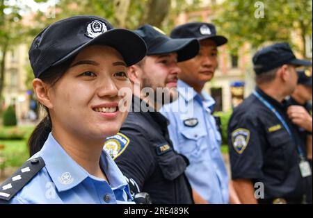 Zagreb, Croatie. 25 juillet 2023. Des policiers dans le cadre du projet « destination touristique sûre en 2023 » patrouillent la ville et sont escortés par des équipes de police croato-coréennes et croates-chinoises, à Zagreb, Croatie, le 25 juillet 2023. Photo : Josip Regovic/PIXSELL crédit : Pixsell/Alamy Live News Banque D'Images