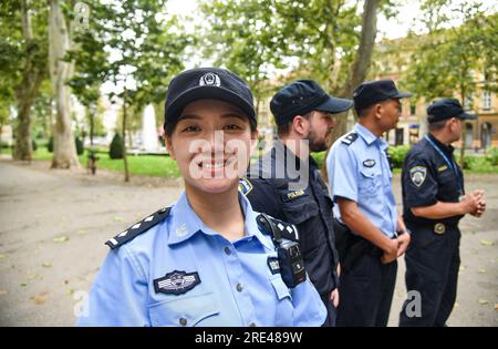 Zagreb, Croatie. 25 juillet 2023. Des policiers dans le cadre du projet « destination touristique sûre en 2023 » patrouillent la ville et sont escortés par des équipes de police croato-coréennes et croates-chinoises, à Zagreb, Croatie, le 25 juillet 2023. Photo : Josip Regovic/PIXSELL crédit : Pixsell/Alamy Live News Banque D'Images