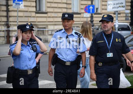 Zagreb, Croatie. 25 juillet 2023. Des policiers dans le cadre du projet « destination touristique sûre en 2023 » patrouillent la ville et sont escortés par des équipes de police croato-coréennes et croates-chinoises, à Zagreb, Croatie, le 25 juillet 2023. Photo : Josip Regovic/PIXSELL crédit : Pixsell/Alamy Live News Banque D'Images