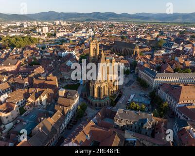 Photographie aérienne de l'église Saint-Martin - Eglise Saint-Martin, église à Colmar, dans le Haut-Rhin, Alsace, France Banque D'Images