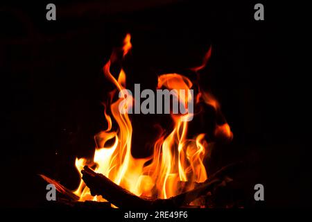 flammes de feu isolées sur fond noir - Banque D'Images