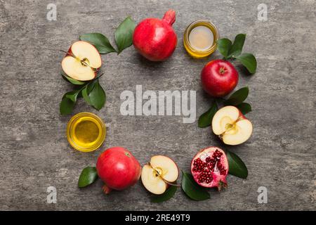 Rosh hashanah concept. Cadre fait de symboles juif vacances du nouvel an traditionnel. Vue de dessus avec espace de copie. Banque D'Images