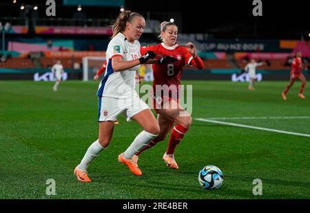 Hamilton, Nouvelle-Zélande. 25 2023 juillet : Nadine Riesen (Suisse) et Frida Maanum (Norvège) s'affrontent pour le ballon lors d'un match du Groupe A - coupe du monde féminine de la FIFA, Australie et Nouvelle-Zélande 2023, Suisse vs Norvège, au FMG Stadium Waikato, Kim Price/CSM crédit : CAL Sport Media/Alamy Live News Banque D'Images