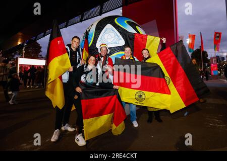 Melbourne, Australie. 24 juillet 2023. Les supporters allemands devant le stade rectangulaire de Melbourne avant le match de groupe de la coupe du monde féminine de la FIFA, Australie et Nouvelle-Zélande 2023 entre l'Allemagne et le Maroc. L'Allemagne a gagné le match 6-0. (Photo George Hitchens/SOPA Images/Sipa USA) crédit : SIPA USA/Alamy Live News Banque D'Images