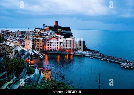 Clocher de la Santa Margherita d'Antiochia gothique-ligure à Vernazza, Italie, l'une des cinq villes des Cinque Terre. Banque D'Images