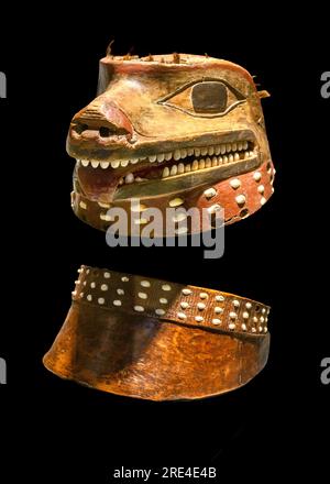 Casque et collier avec représentation d'une tête de loup, en bois, coquille et poils de cheval. Indiens Tlingit, côte nord-ouest de l'Amérique du Nord. 18e cen Banque D'Images