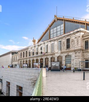 Devant la gare Saint Charles de Marseille (Gare de Marseille-Saint-Charles). Au sommet d'une colline avec un escalier monumental pour les passagers à monter. Banque D'Images