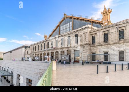 Devant la gare Saint Charles de Marseille (Gare de Marseille-Saint-Charles). Au sommet d'une colline avec un escalier monumental pour les passagers à monter. Banque D'Images