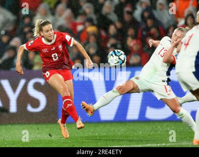Hamilton, Nouvelle-Zélande. 25 juillet 2023. Nadine Riesen (G), Suisse, tire le ballon lors du match du Groupe A entre la Suisse et la Norvège lors de la coupe du monde féminine de la FIFA 2023 à Hamilton, Nouvelle-Zélande, le 25 juillet 2023. Crédit : Qin Lang/Xinhua/Alamy Live News Banque D'Images
