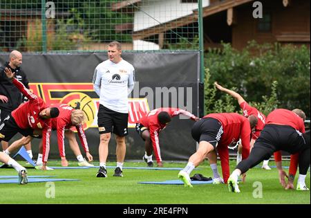 Bramberg am Wildkogel, Autriche. 24 juillet 2023. Football : 1e Bundesliga, 1e FC Union Berlin, camp d'entraînement à Bramberg am Wildkogel dans le Smaragdarena Bramberg, l'entraîneur sportif Martin Krüger s'échauffant. Crédit : Matthias Koch/dpa/Alamy Live News Banque D'Images