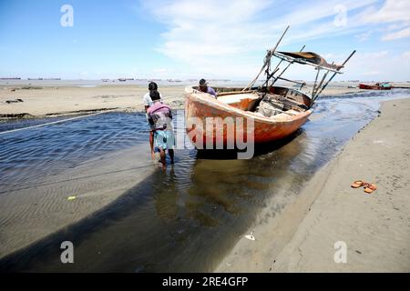 25 Jul 2023, Bangladesh toutes les eaux usées de la ville vont dans la mer par des canaux. Elle pollue le milieu marin. La photo a été prise depuis AKM Banque D'Images