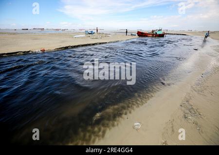 25 Jul 2023, Bangladesh toutes les eaux usées de la ville vont dans la mer par des canaux. Elle pollue le milieu marin. La photo a été prise depuis AKM Banque D'Images