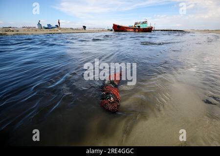 25 Jul 2023, Bangladesh toutes les eaux usées de la ville vont dans la mer par des canaux. Elle pollue le milieu marin. La photo a été prise depuis AKM Banque D'Images