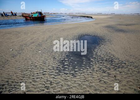 25 Jul 2023, Bangladesh toutes les eaux usées de la ville vont dans la mer par des canaux. Elle pollue le milieu marin. La photo a été prise depuis AKM Banque D'Images