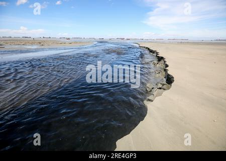25 Jul 2023, Bangladesh toutes les eaux usées de la ville vont dans la mer par des canaux. Elle pollue le milieu marin. La photo a été prise depuis AKM Banque D'Images