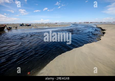 25 Jul 2023, Bangladesh toutes les eaux usées de la ville vont dans la mer par des canaux. Elle pollue le milieu marin. La photo a été prise depuis AKM Banque D'Images