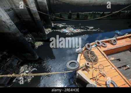 25 Jul 2023, Bangladesh toutes les eaux usées de la ville vont dans la mer par des canaux. Elle pollue le milieu marin. La photo a été prise depuis AKM Banque D'Images