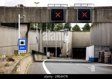 Roermond, pays-Bas. 25 juillet 2023. 25 juillet 2023. ROERMOND - travaux de maintenance sur le tunnel Roer (A73). Pendant la période estivale, les installations techniques, l'asphalte et les joints de tunnels seront remplacés. ANP ROB ENGELAAR pays-bas Out - belgique Out Credit : ANP/Alamy Live News Credit : ANP/Alamy Live News Banque D'Images