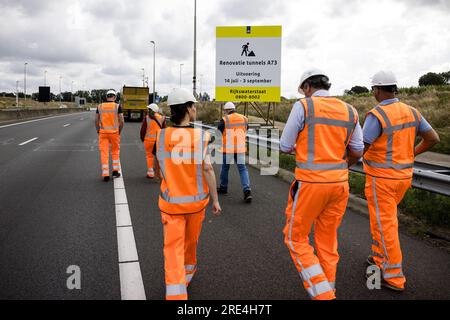 Roermond, pays-Bas. 25 juillet 2023. 25 juillet 2023. ROERMOND - travaux de maintenance sur le Roertunnel (A73). Pendant la période estivale, les installations techniques, l'asphalte et les joints de tunnels seront remplacés. ANP ROB ENGELAAR pays-bas Out - belgique Out Credit : ANP/Alamy Live News Credit : ANP/Alamy Live News Banque D'Images