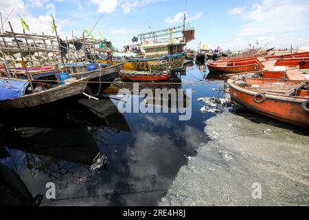 25 Jul 2023, Bangladesh toutes les eaux usées de la ville vont dans la mer par des canaux. Elle pollue le milieu marin. La photo a été prise depuis AKM Banque D'Images