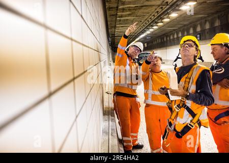 Roermond, pays-Bas. 25 juillet 2023. 25 juillet 2023. ROERMOND - travaux de maintenance sur le Roertunnel (A73). Pendant la période estivale, les installations techniques, l'asphalte et les joints de tunnels seront remplacés. ANP ROB ENGELAAR pays-bas Out - belgique Out Credit : ANP/Alamy Live News Credit : ANP/Alamy Live News Banque D'Images