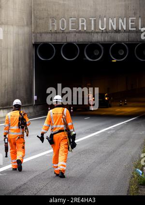 Roermond, pays-Bas. 25 juillet 2023. 25 juillet 2023. ROERMOND - travaux de maintenance sur le tunnel Roer (A73). Pendant la période estivale, les installations techniques, l'asphalte et les joints de tunnels seront remplacés. ANP ROB ENGELAAR pays-bas Out - belgique Out Credit : ANP/Alamy Live News Credit : ANP/Alamy Live News Banque D'Images