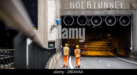 Roermond, pays-Bas. 25 juillet 2023. 25 juillet 2023. ROERMOND - travaux de maintenance sur le tunnel Roer (A73). Pendant la période estivale, les installations techniques, l'asphalte et les joints de tunnels seront remplacés. ANP ROB ENGELAAR pays-bas Out - belgique Out Credit : ANP/Alamy Live News Credit : ANP/Alamy Live News Banque D'Images